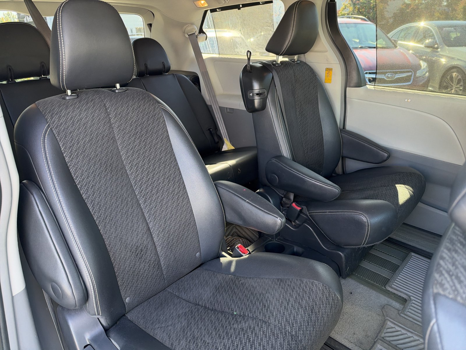 Used 2014 Toyota Sienna SE FWD image 10
