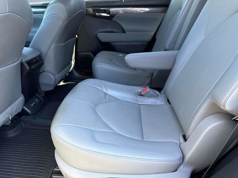 Used 2023 Toyota Highlander Limited image 15