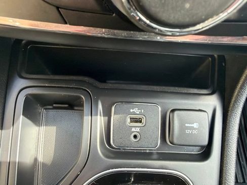 Used 2021 Jeep Cherokee Latitude Plus FWD image 27