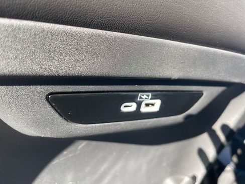 Used 2023 Chrysler Pacifica Touring-L image 15