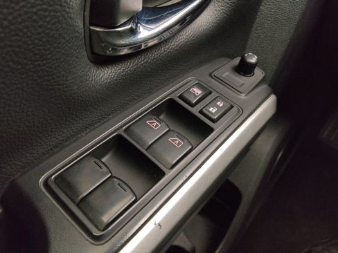 Used 2018 Nissan Titan SV image 27