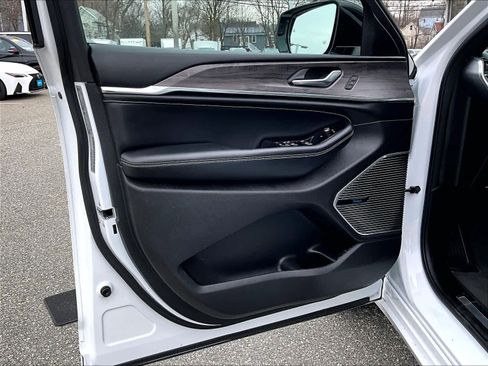 Used 2023 Jeep Grand Cherokee Overland image 9