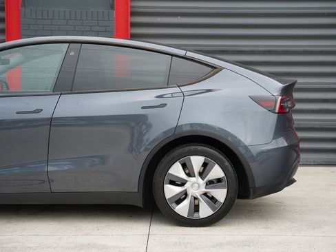 Used 2023 Tesla Model Y AWD image 8