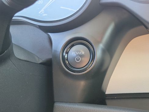 Used 2025 Toyota Sienna LE FWD image 28