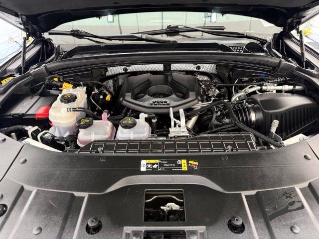 Used 2023 Jeep Grand Cherokee Overland w/ Advanced Protech Group III AWD/4WD image 9
