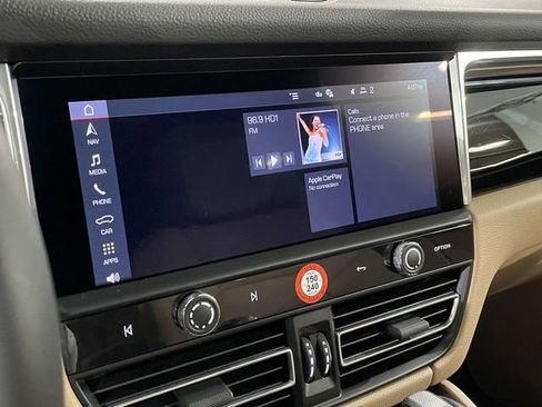 Certified 2025 Porsche Macan image 28