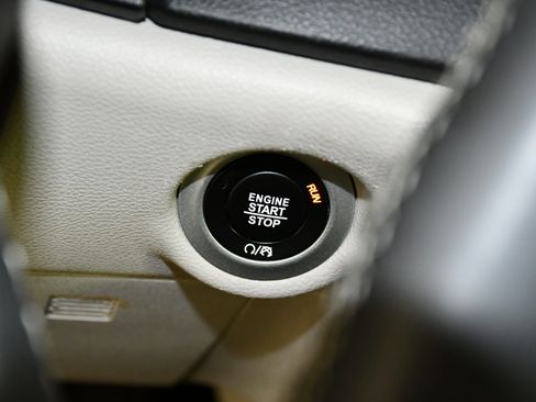 Used 2024 Chrysler Pacifica Touring-L image 25