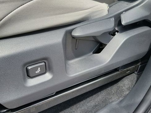 Certified 2025 Toyota Tacoma SR5 AWD/4WD image 16