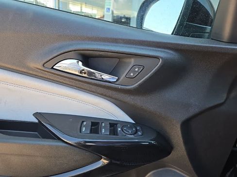 Used 2025 Chevrolet Trax LT FWD image 9