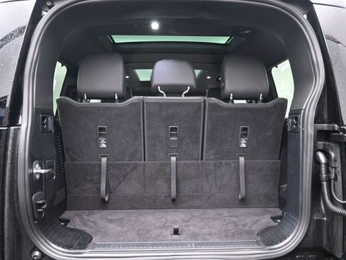 Used 2024 Land Rover Defender 130 X-Dynamic SE image 31