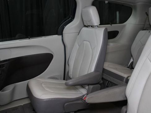 Used 2017 Chrysler Pacifica Touring-L Plus image 23
