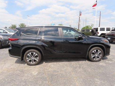 Used 2023 Toyota Highlander XLE FWD image 8