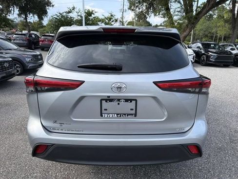 Used 2023 Toyota Highlander FWD image 3