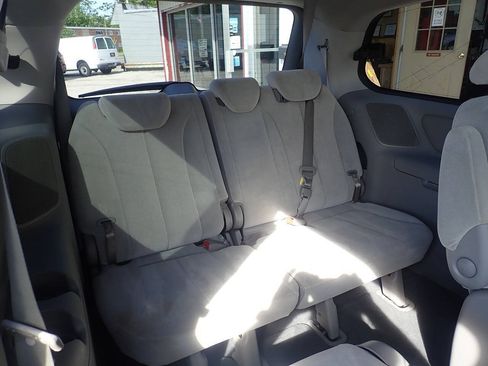 Used 2008 Kia Sedona LX FWD image 33