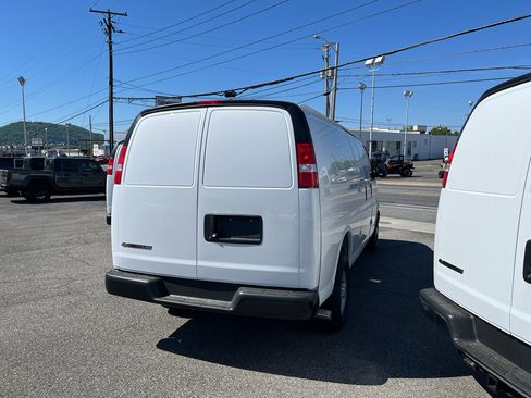 New 2026 Chevrolet Express 2500 Extended RWD image 4