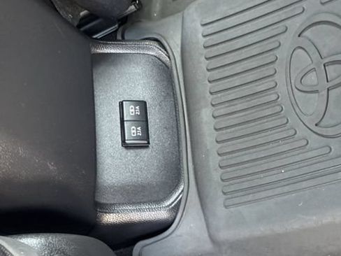 Used 2020 Toyota Highlander L FWD image 13