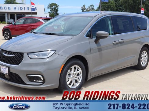 Used 2023 Chrysler Pacifica Touring-L FWD image 1