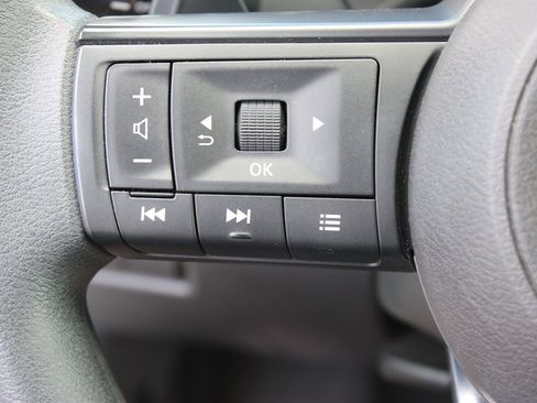 Used 2024 Nissan Rogue S FWD image 19