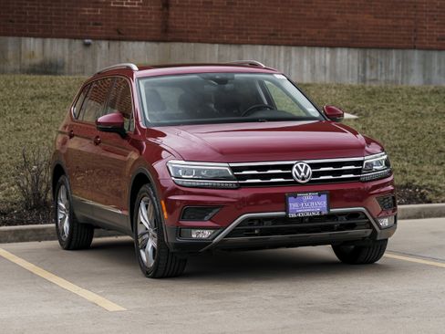 Used 2018 Volkswagen Tiguan SEL Premium image 2