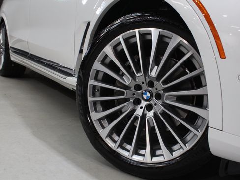 Used 2025 BMW X7 xDrive40i AWD/4WD image 18