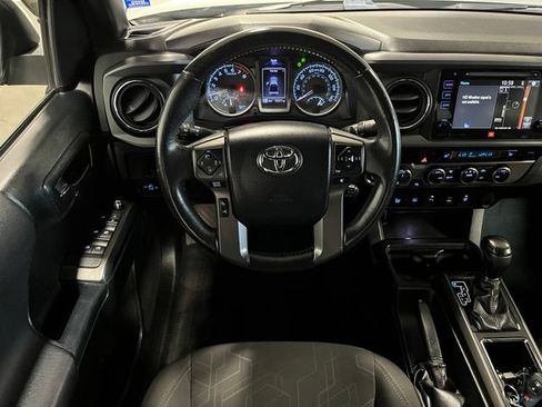 Used 2017 Toyota Tacoma TRD Off-Road AWD/4WD image 18