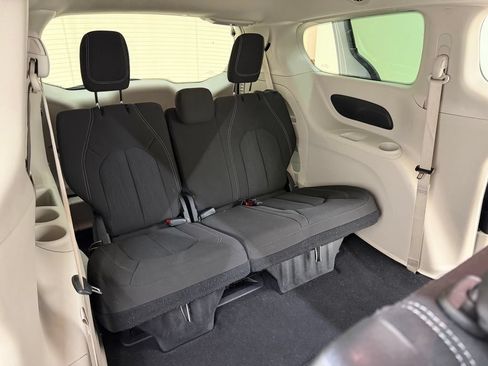 Used 2023 Chrysler Voyager LX FWD image 15