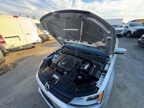 Used 2011 Volkswagen Jetta SE image 9