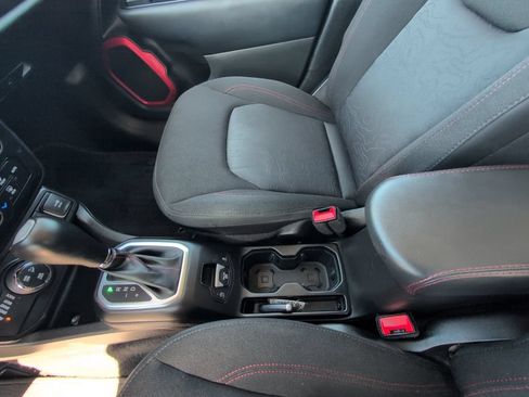 Certified 2023 Jeep Renegade Trailhawk AWD/4WD image 15