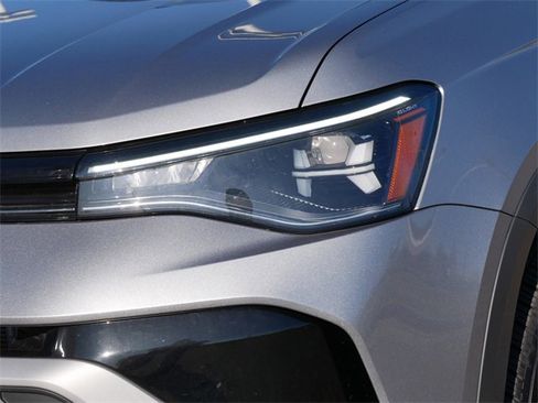 Certified 2025 Volkswagen Taos SE image 10