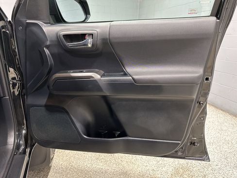 Used 2018 Toyota Tacoma TRD Sport image 16