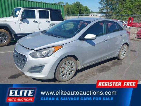 Used 2017 Hyundai Elantra GT image 3