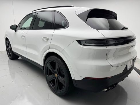 Used 2025 Porsche Cayenne image 3