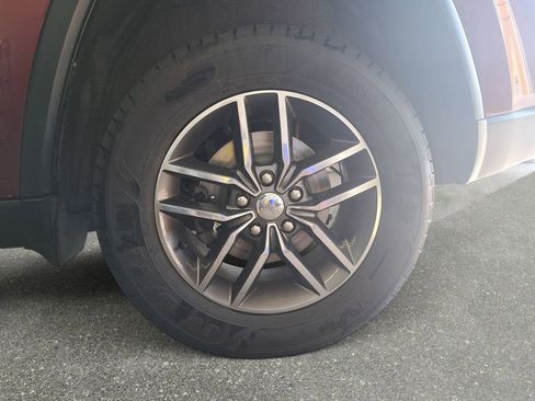 Used 2017 Jeep Grand Cherokee Limited image 32