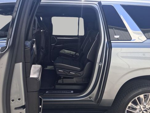 Certified 2025 Cadillac Escalade ESV Premium Luxury AWD/4WD image 24