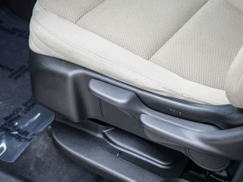 Used 2022 Chevrolet Traverse LS FWD image 25