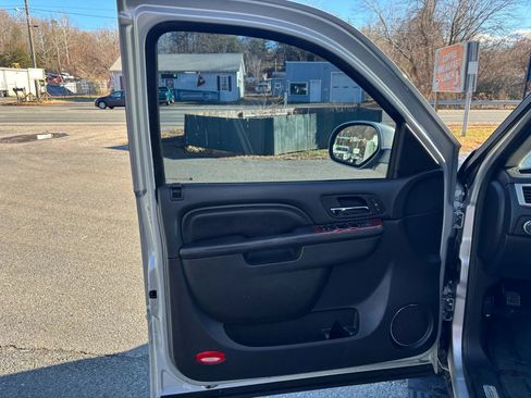 Used 2013 Cadillac Escalade Premium image 25