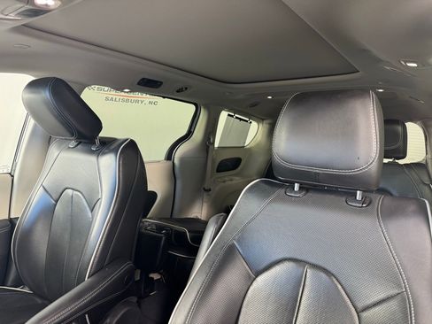 Used 2024 Chrysler Pacifica Limited image 3