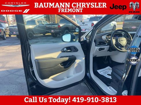 Used 2023 Chrysler Pacifica Touring-L FWD image 5