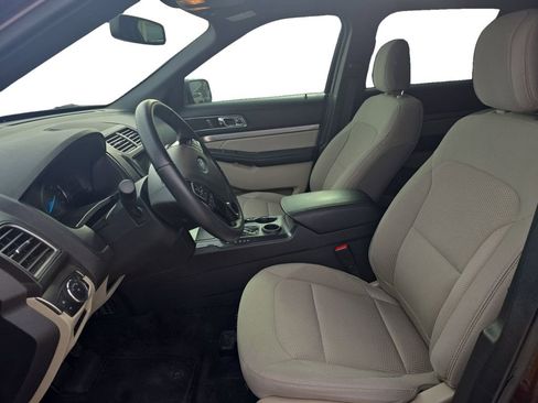 Used 2018 Ford Explorer XLT w/ Equipment Group 201A image 9