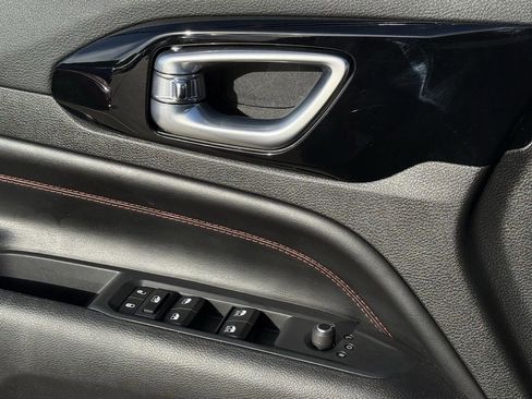 Used 2025 Jeep Compass Trailhawk image 19