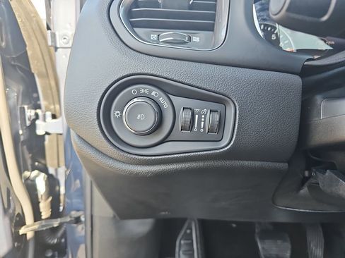 Used 2022 Jeep Renegade Latitude w/ Convenience Group image 25