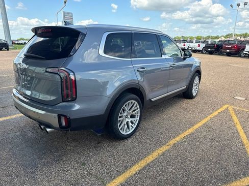 Used 2023 Kia Telluride EX w/ EX Captain's Chair Package FWD image 5