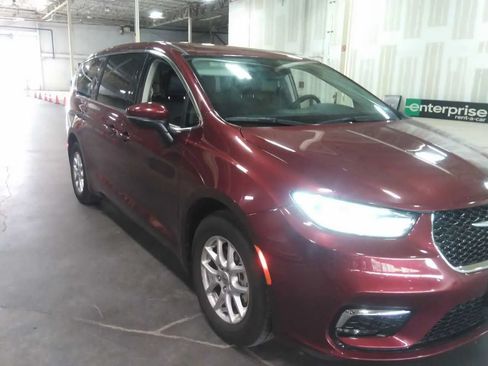Used 2023 Chrysler Pacifica Touring-L FWD image 2