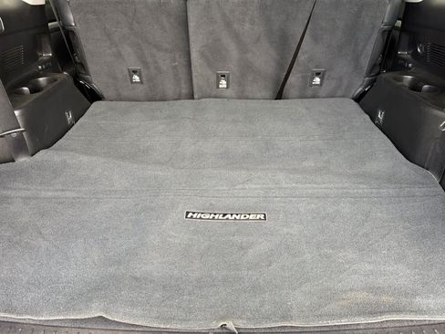 Used 2019 Toyota Highlander Plus w/ Carpet Mat Package (TMS) FWD image 16