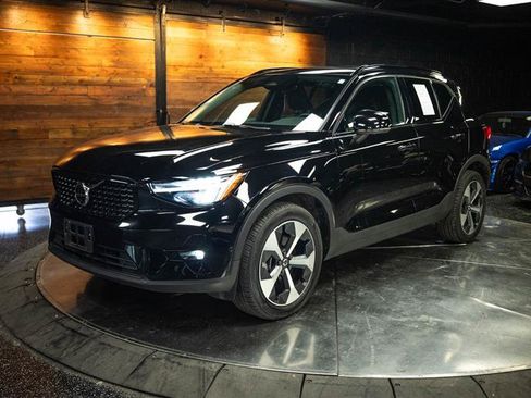 Used 2023 Volvo XC40 B4 Ultimate FWD image 2