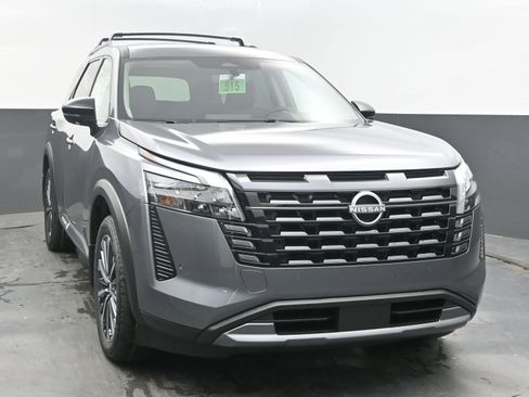 New 2026 Nissan Pathfinder Platinum FWD image 2