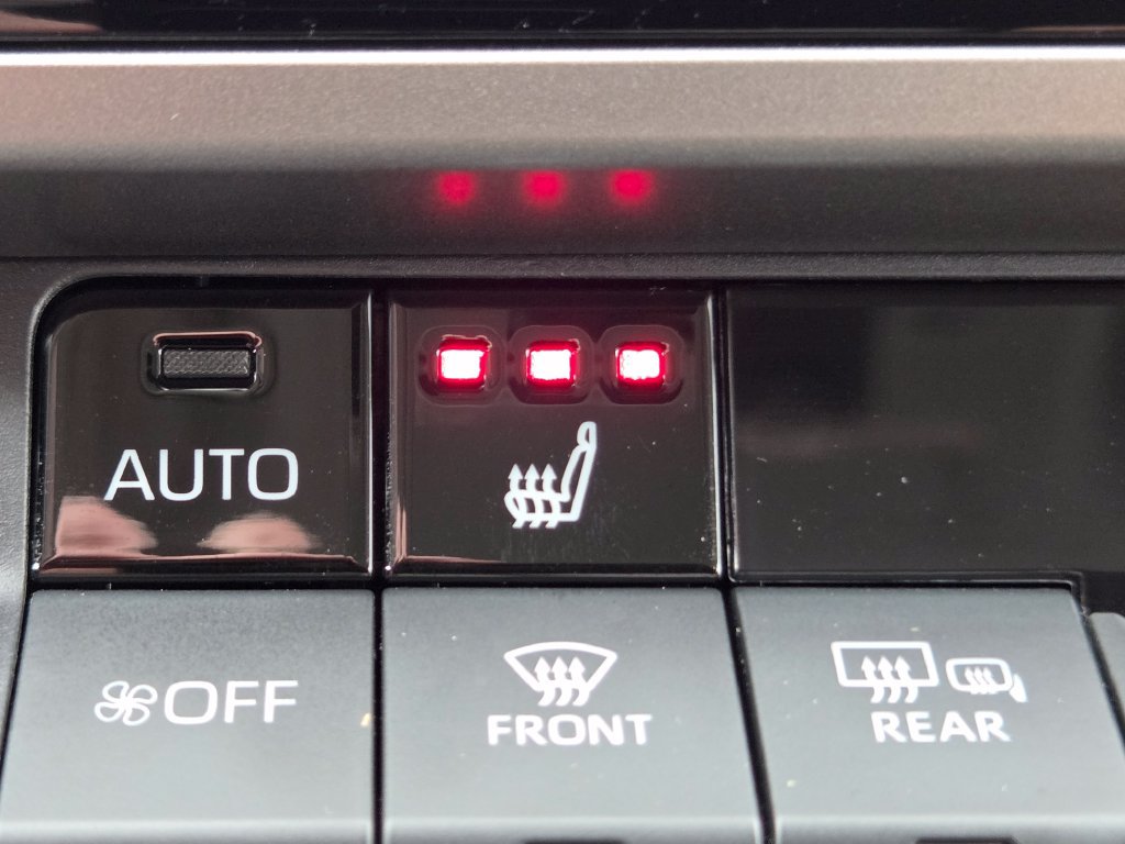 Used 2025 Toyota Camry XLE AWD/4WD image 6