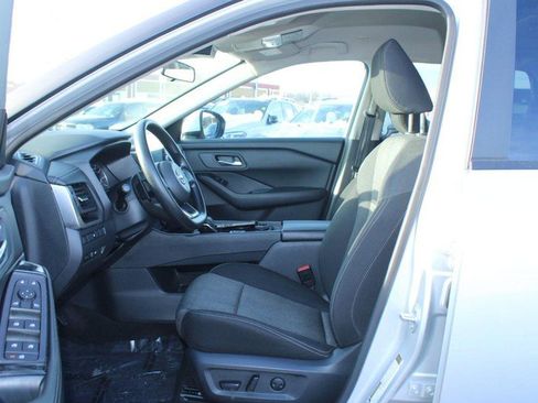 Used 2024 Nissan Rogue SV image 9