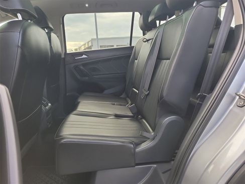 Used 2022 Volkswagen Tiguan SE w/ Panoramic Sunroof Package image 12