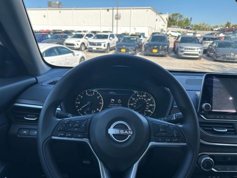 Used 2025 Nissan Altima 2.5 SV FWD image 29